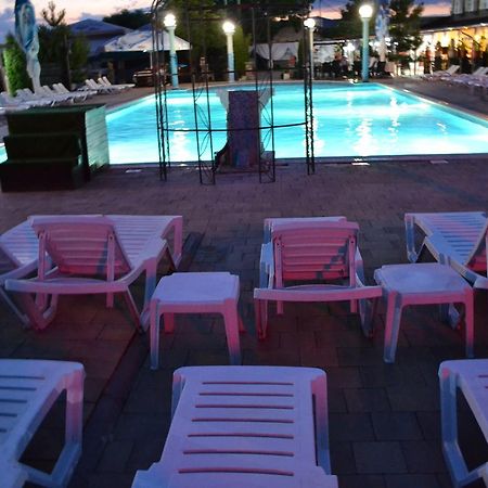 Hotel Doi Taurasi Afumati ภายนอก รูปภาพ