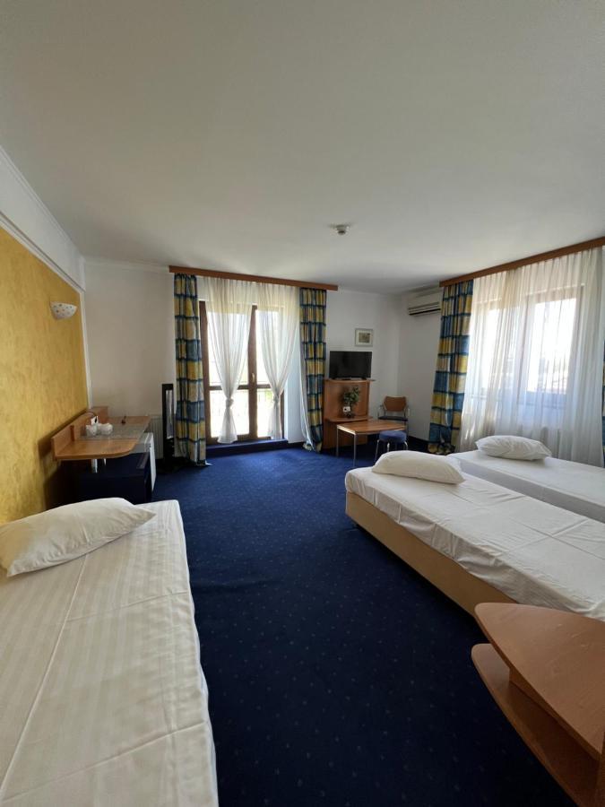 Hotel Doi Taurasi Afumati ภายนอก รูปภาพ