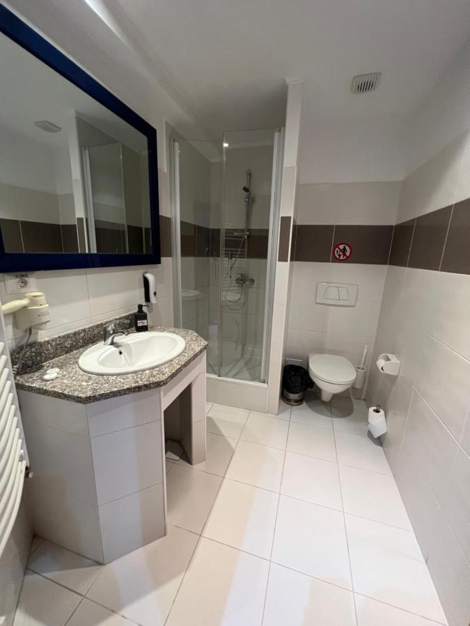 Hotel Doi Taurasi Afumati ภายนอก รูปภาพ