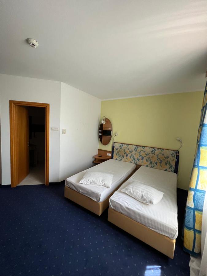 Hotel Doi Taurasi Afumati ภายนอก รูปภาพ