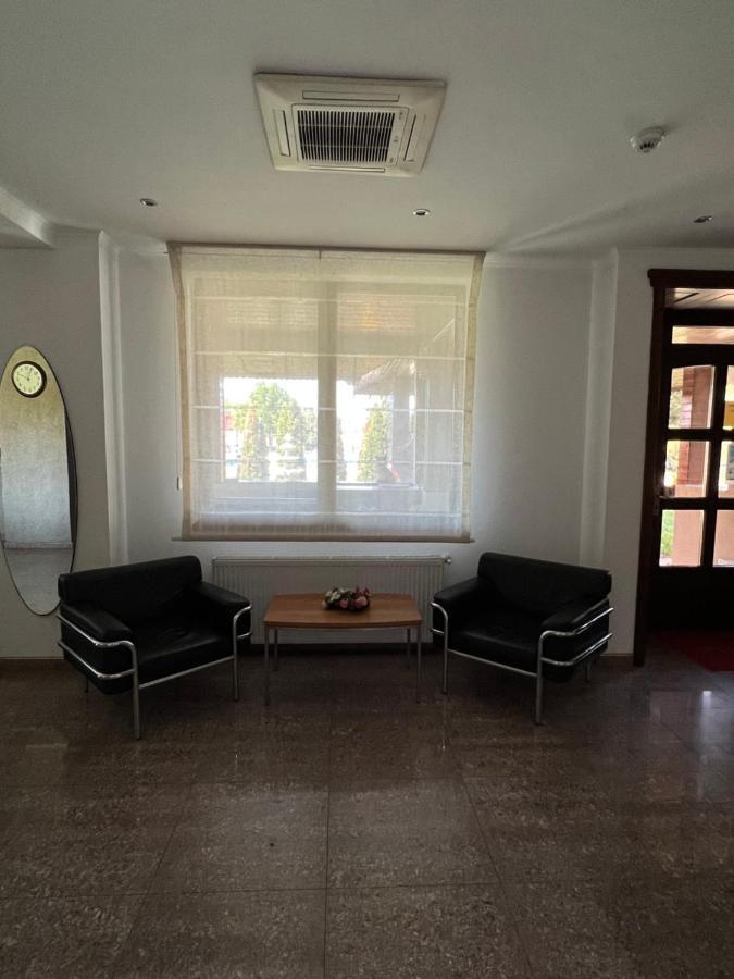 Hotel Doi Taurasi Afumati ภายนอก รูปภาพ