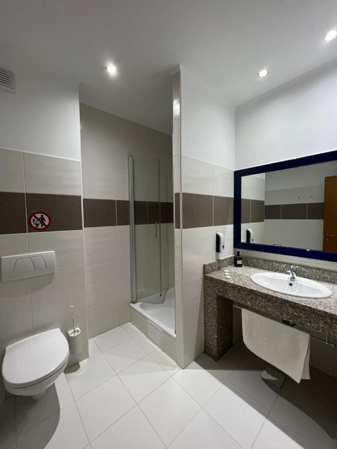 Hotel Doi Taurasi Afumati ภายนอก รูปภาพ