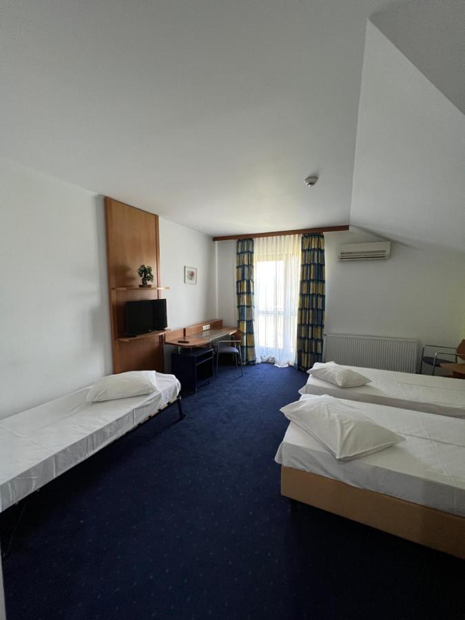 Hotel Doi Taurasi Afumati ภายนอก รูปภาพ