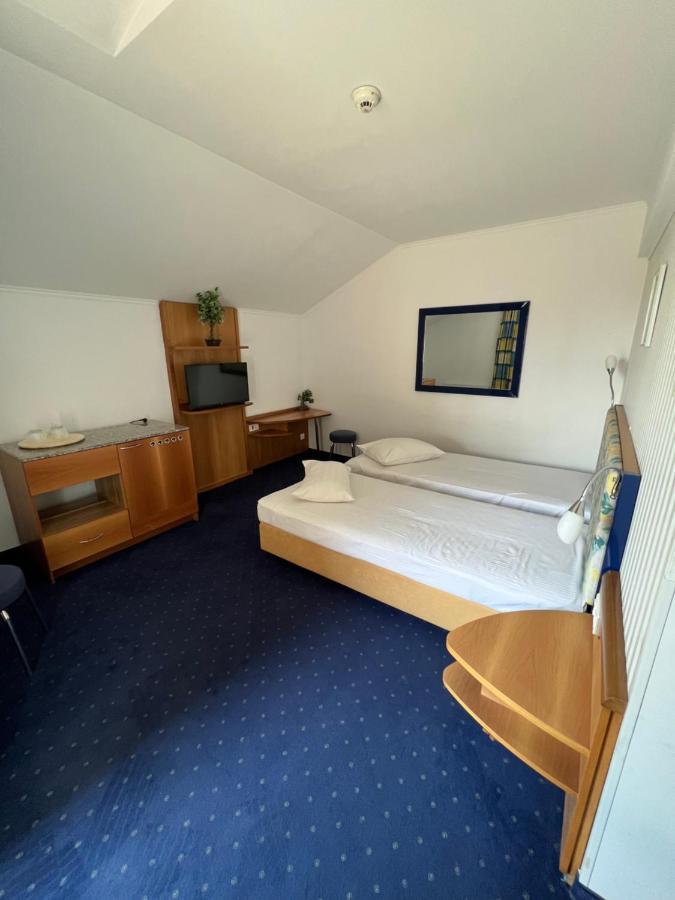 Hotel Doi Taurasi Afumati ภายนอก รูปภาพ