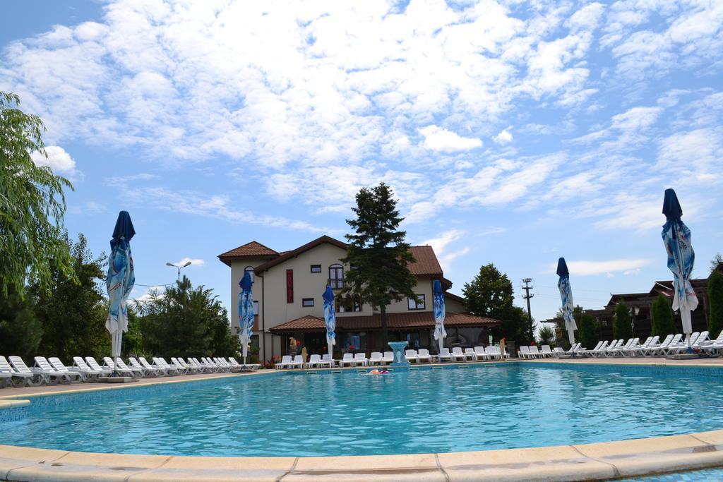 Hotel Doi Taurasi Afumati ภายนอก รูปภาพ