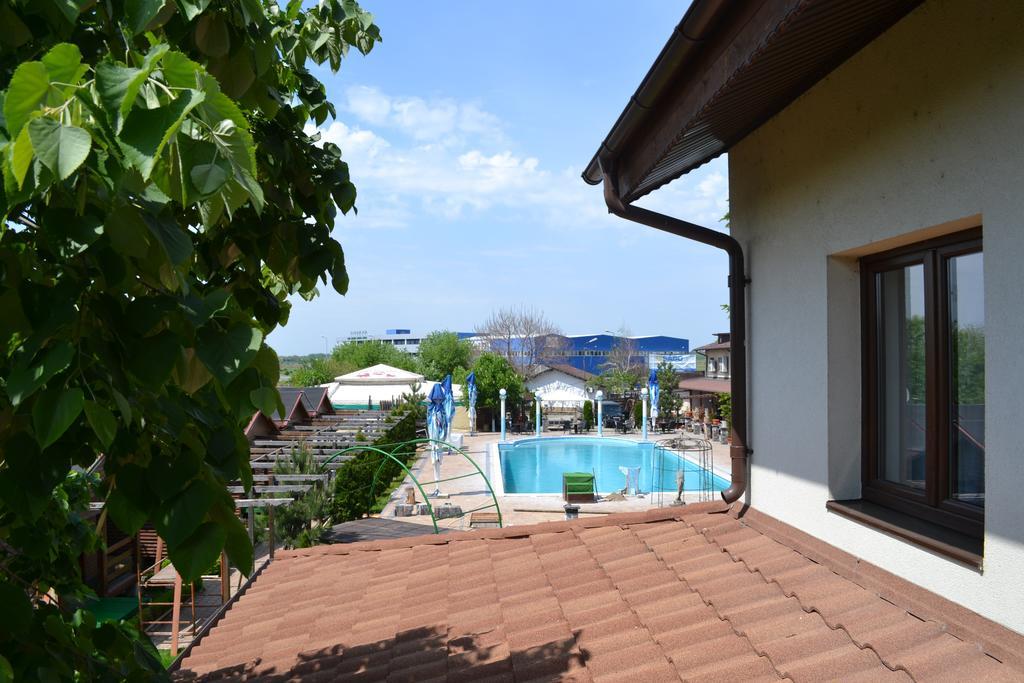 Hotel Doi Taurasi Afumati ภายนอก รูปภาพ