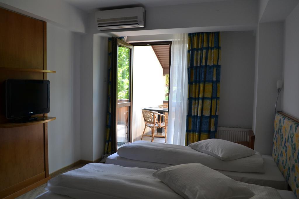 Hotel Doi Taurasi Afumati ภายนอก รูปภาพ
