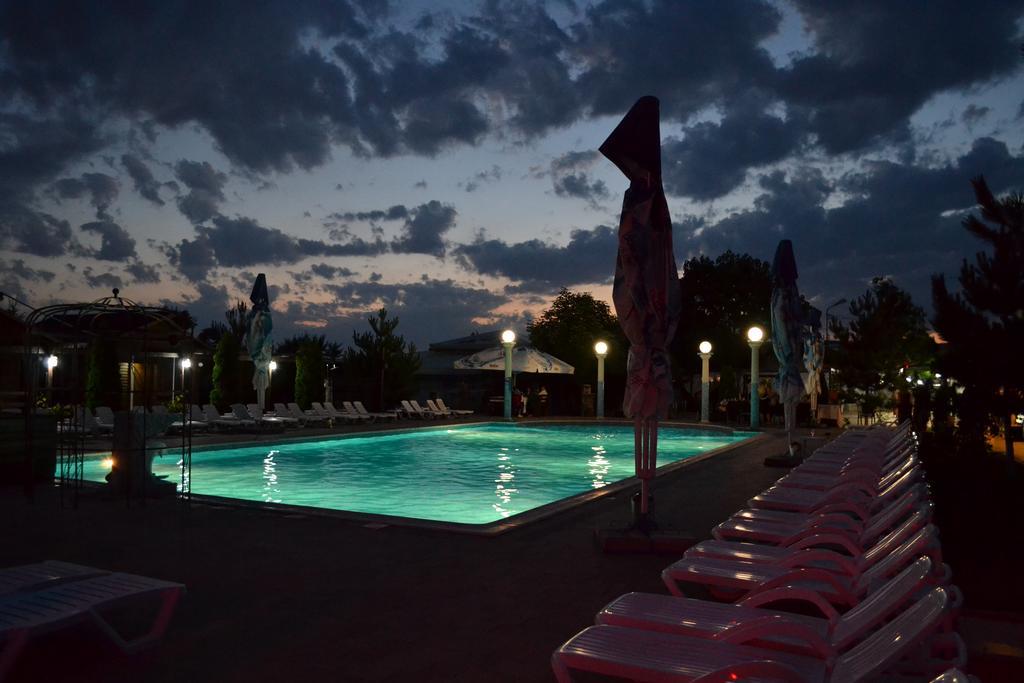 Hotel Doi Taurasi Afumati ภายนอก รูปภาพ