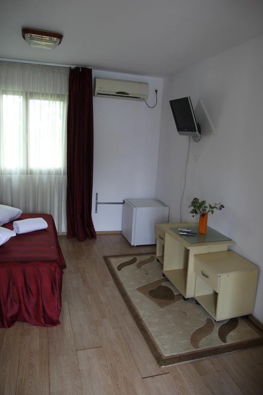 Hotel Doi Taurasi Afumati ภายนอก รูปภาพ