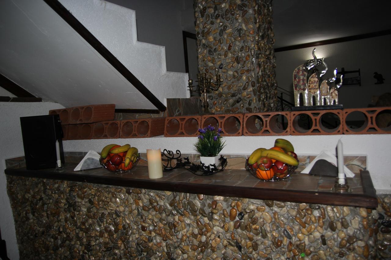 Hotel Doi Taurasi Afumati ภายนอก รูปภาพ