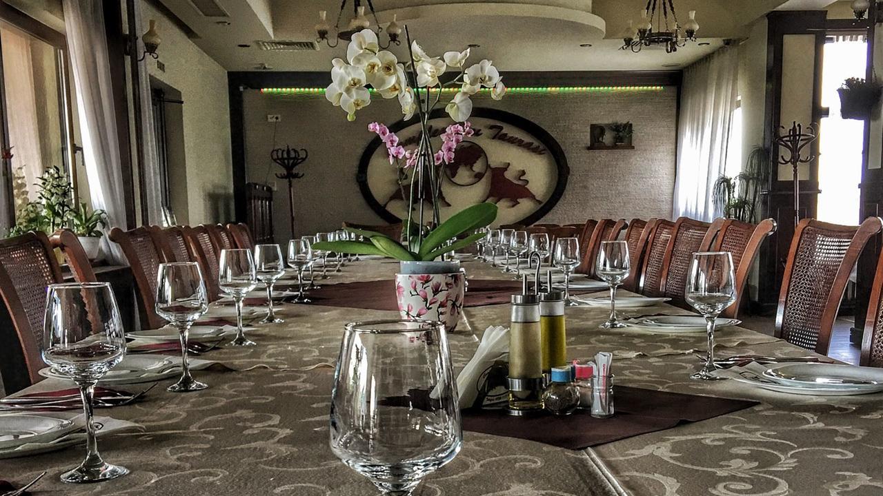 Hotel Doi Taurasi Afumati ภายนอก รูปภาพ